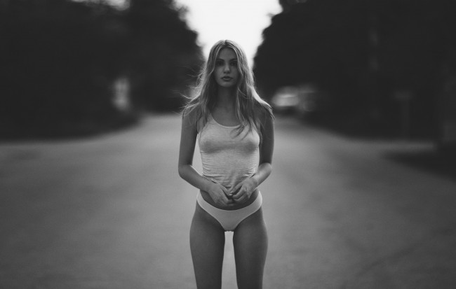 Обои картинки фото девушки, -unsort , Черно-белые обои, майка, трусы