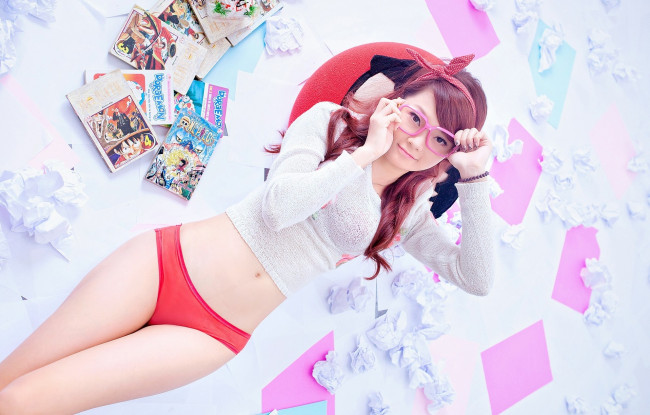 Обои картинки фото девушки, -unsort , азиатки, журналы, бумажки, свитер, очки, улыбка, трусики