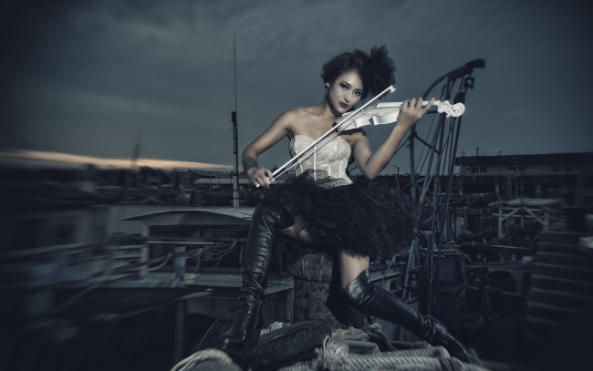 Обои картинки фото музыка, -другое, улица, азиатка, скрипка, взгляд, девушка