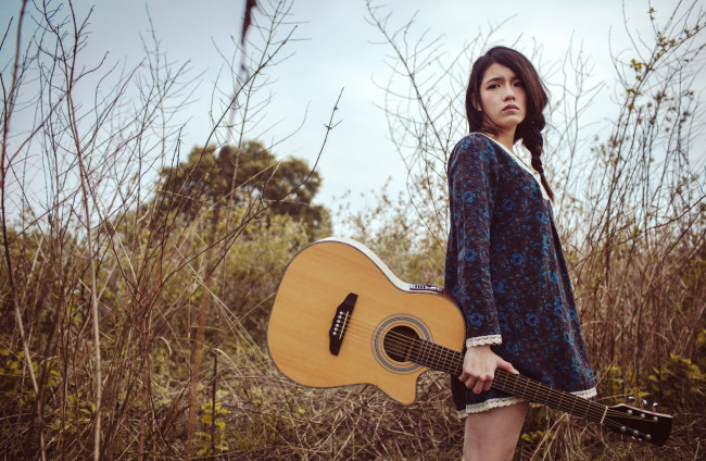 Обои картинки фото музыка, -другое, улица, гитара, взгляд, девушка