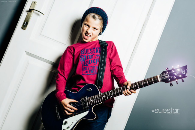 Обои картинки фото музыка, -другое, дверь, гитара, ребенок