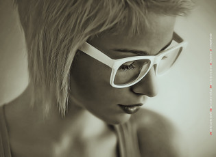 Картинка календари компьютерный+дизайн очки лицо девушка