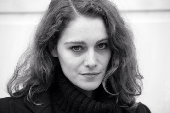 Картинка ariana+labed девушки -unsort+ лица +портреты свитер лицо черно-белая ariana labed актриса