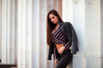 Картинка девушки -unsort+ брюнетки темноволосые живот розовая помада длинные волосы пояс женщины на открытом воздухе джинсы кожаные куртки