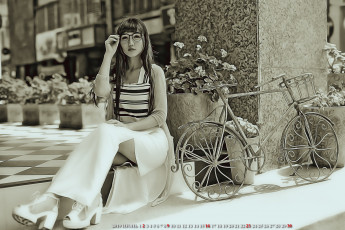 Картинка календари компьютерный+дизайн девушка азиатка улица велосипед calendar сидеть очки