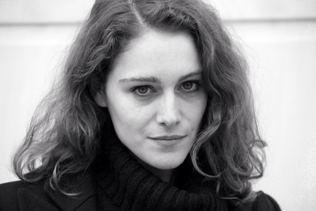 Обои картинки фото ariana labed, девушки, -unsort , лица,  портреты, свитер, лицо, черно-белая, ariana, labed, актриса