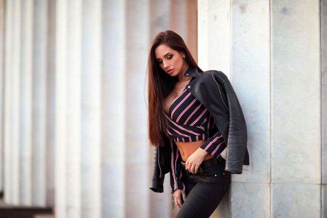 Обои картинки фото девушки, -unsort , брюнетки, темноволосые, живот, розовая, помада, длинные, волосы, пояс, женщины, на, открытом, воздухе, джинсы, кожаные, куртки