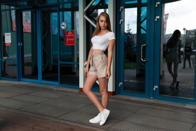 Обои картинки фото девушки, -unsort , рыжеволосые и другие, топик, ожерелье, стекло, смотря, на, зрителя, дверь, женщины, открытом, воздухе, длинные, волосы, отражение, живот, кроссовки, светлые, anastasia, zajarova, анастасия, заярова, модель, шорты