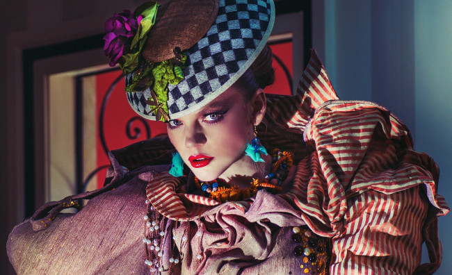 Обои картинки фото девушки, - креатив,  косплей, шляпа, лицо, наряд