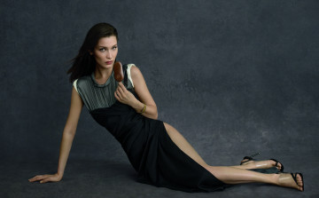 Картинка девушки bella+hadid белла хадид модель женщины глядя на зрителя лицо лежа вырез wallhaven мороженое