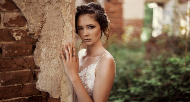 Обои картинки фото девушки, disha shemetova, disha, shemetova, девушка, кольцо, кирпич