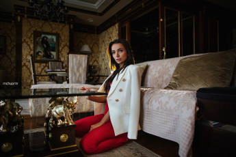 Картинка девушки -+брюнетки +шатенки модель смотрит на зрителя длинные волосы брюки коленях кушетки полу глубина резкости женщины в помещении максим чуприн мода