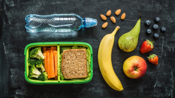 Картинка еда разное хлеб вода брокколи морковь груша банан яблоко клубника