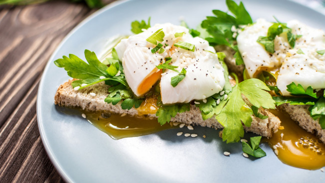 Обои картинки фото еда, яичные блюда, тосты, яйца, зелень