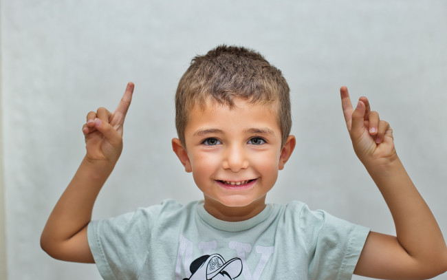 Обои картинки фото разное, дети, мальчик, жест