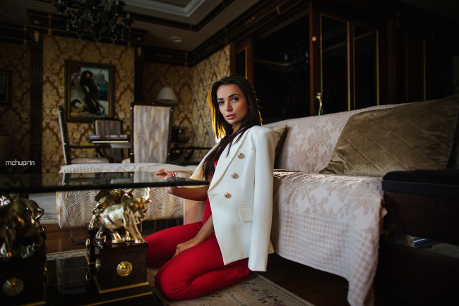 Обои картинки фото девушки, - брюнетки,  шатенки, модель, смотрит, на, зрителя, длинные, волосы, брюки, коленях, кушетки, полу, глубина, резкости, женщины, в, помещении, максим, чуприн, мода