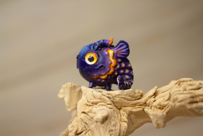 Обои картинки фото разное, игрушки, дракончик, коряга