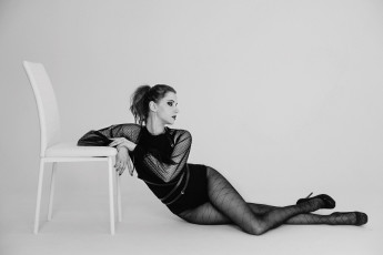 Картинка девушка+-+girl девушки -+черно-белые девушка женщина шатенка темноволосая сексуальная модель звезда позирует разная обувь верхняя стильная одежда нижнее эротическое бельё трусы лифчик колготки чулки аксессуары макияж и множество элементов на фотографии