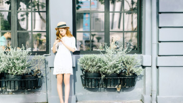 Картинка девушки -+азиатки рыжая шляпа платье дом цветы окна