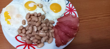 обоя еда, яичные блюда, яичница, глазунья, фасоль, ветчина