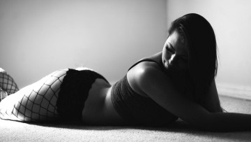 Картинка девушки -+черно-белые брюнетка топ белье колготки сетка