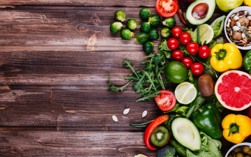 обоя еда, фрукты и овощи вместе, авокадо, киви, грейпфрут, перец, помидоры, зелень