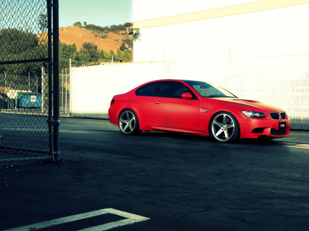 Обои картинки фото bmw e92, автомобили, bmw, красный, забор, дом