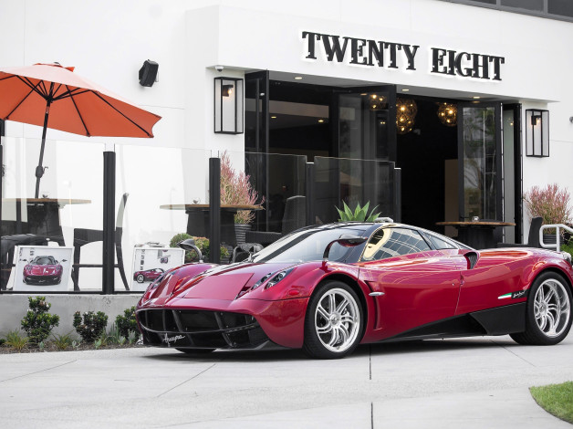 Обои картинки фото pagani huayra, автомобили, pagani, красный, здание
