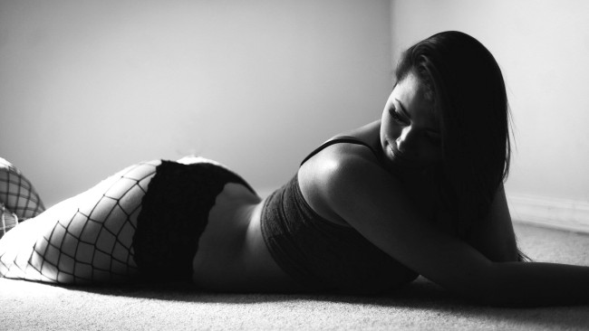 Обои картинки фото девушки, - черно-белые, брюнетка, топ, белье, колготки, сетка