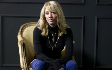 Картинка Kaley+Cuoco девушки бусы девушка блондинка актриса взгляд