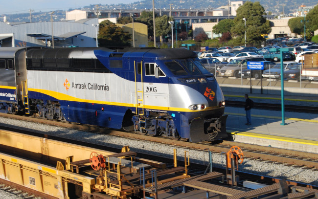 Обои картинки фото amtrak, техника, поезда, пассажиры, город, станция, поезд