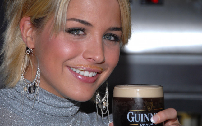 Обои картинки фото Gemma Atkinson, девушки, с, бокалом, портрет