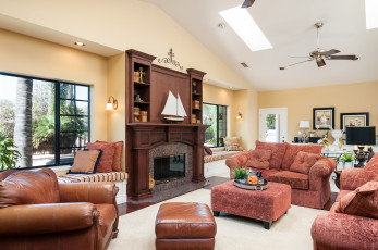 Картинка интерьер гостиная камин кресла