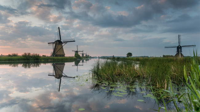 Обои картинки фото разное, мельницы, трава, ветряки, тучи, река