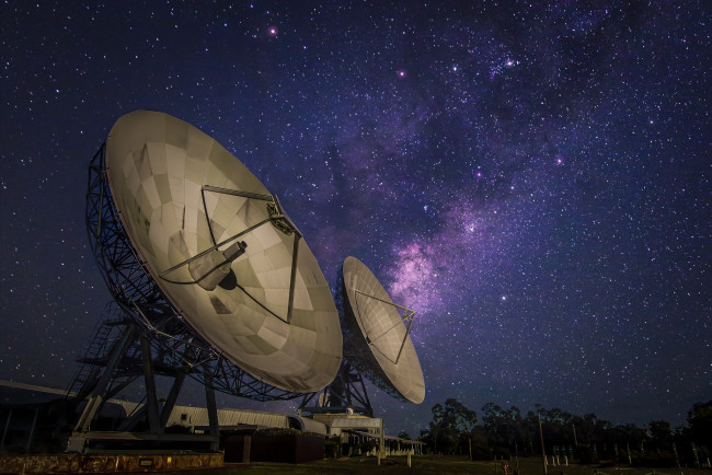 Обои картинки фото космос, разное, другое, звезды, ночь, радиотелескоп