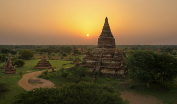 Картинка города -+исторические +архитектурные+памятники храм