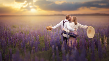 Картинка разное мужчина+женщина луг влюбленные люпин поцелуй