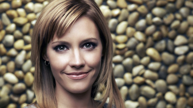 Обои картинки фото девушки, kadee strickland, блондинка, лицо, улыбка, камни