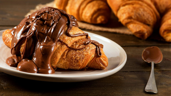Обои картинки фото еда, хлеб,  выпечка, круассан, шоколадный, крем