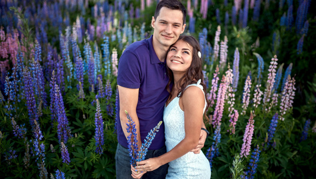 Обои картинки фото разное, мужчина женщина, луг, влюбленные, люпин