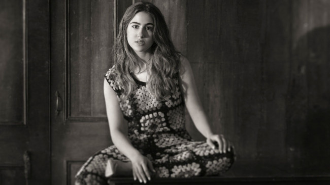 Обои картинки фото девушки, sara ali khan, черно-белая, платье