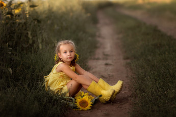 Картинка разное дети девочка сапоги подсолнух дорога поле