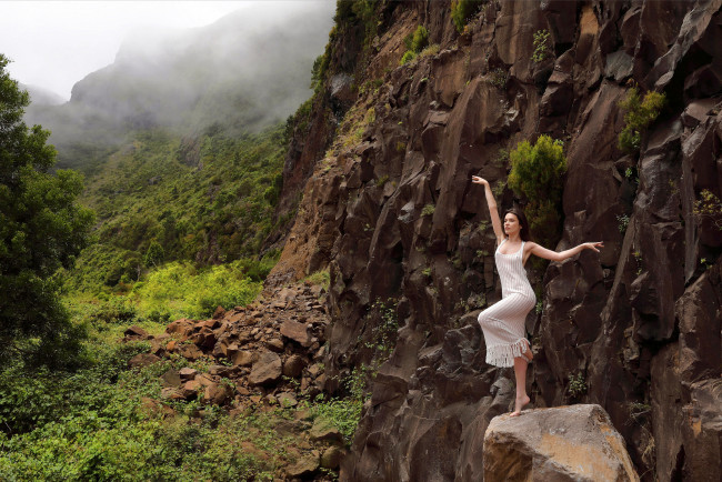 Обои картинки фото девушки, serena wood, горы, скалы, поза, платье