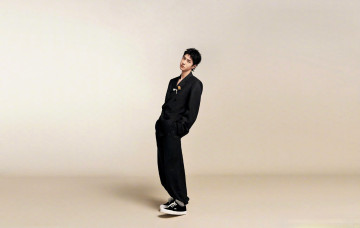 Картинка мужчины wang+yi+bo актер костюм кеды