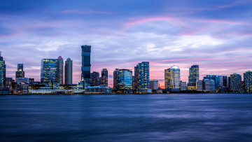 обоя города, нью-йорк , сша, море, закат, облака, огни, дома, здания