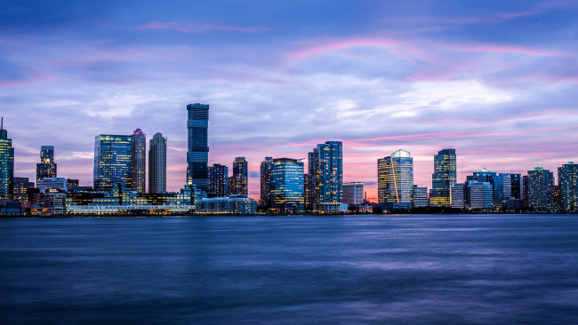 Обои картинки фото города, нью-йорк , сша, море, закат, облака, огни, дома, здания