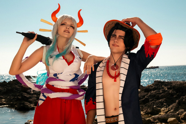 Обои картинки фото девушки, mari aisu, образы, косплей, костюмы, оружие, парень, камни, море