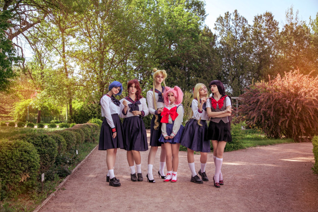 Обои картинки фото девушки, mari aisu, образы, костюмы, косплей, подруги, форма, наряды, парк