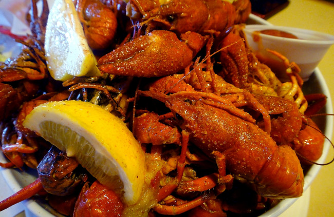 Обои картинки фото еда, рыба, морепродукты, суши, роллы, раки, лимон