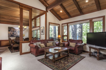 Картинка интерьер гостиная плазма диван кресло столик